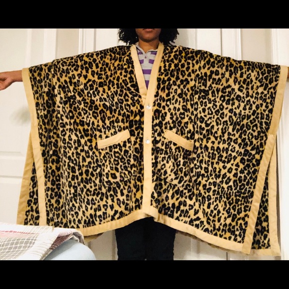 Soft cozy leopard print wrap - Picture 6 of 8